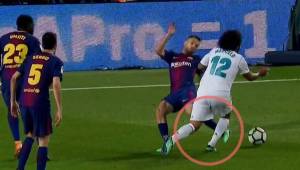 Jordi Alba le cometió una clara falta a Marcelo dentro del área del Barcelona.