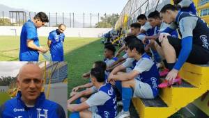 El entrenador de la Selección Sub-20 de Honduras, Reynaldo Tilguath, conversa con los futbolistas durante la práctica en el Morazán. Foto cortesía Fenafuth