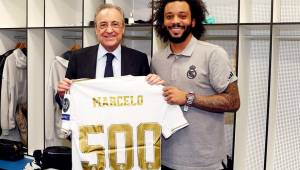 Florentino Pérez entregó a Marcelo la camiseta conmemorativa de sus 500 juegos oficiales en el club.