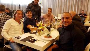 El brasileño ha compartido previo a la gala con Maradona, Míchel Salgado, entre otros.