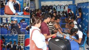 En vísperas del clásico capitalino, los jugadores del Motagua compartieron con su afición un momento agradable, risas, jocosidad y gran ambiente se vivió en la firma de autógrafos.