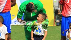 El pequeño saltó al campo junto a Keylor Navas y rompió en llanto, pero el arquero tico del Real Madrid hizo de todo para consolarlo. Fotos Delmer Martínez y Ronald Aceituno