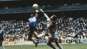 Peter Shilton critica el hecho de que Maradona nunca pidió perdón por marcarle un gol con la mano en el Mundial de México.