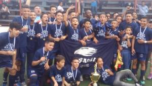 Los jugadores del Motagua U-14 celebran con la copa de campeón.