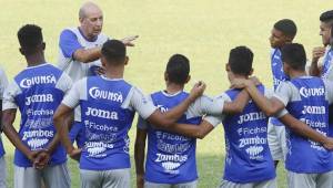 El entrenador de la Selección Sub-23 de Honduras, Miguel Falero, hablando con los futbolistas en el último entrenamiento que realizó el equipo nacional. Fotos DIEZ