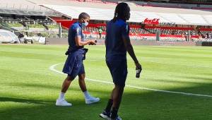 El futbolista hondureño Alberth Elis cuando salía a caminar por la cancha del Azteca junto a Rigoberto Rivas quien también será suplente. Foto cortesía Fenafuth