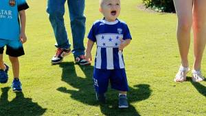 El pequeño fue la alegría del entrenamiento de la selección de Honduras.