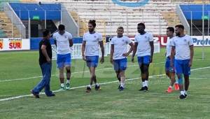 Los jugadores lesionados de los blancos caminaron por la grama del estadio Nacional.