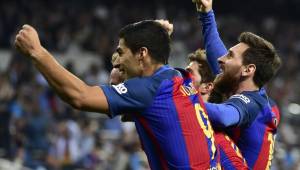 Leo Messi celebra con Luis Suárez en el Bernabéu el triunfo sobre el Real Madrid y por el momento dejan el suspenso para el final. Foto AFP