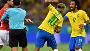 Marcelo y Neymar en una de las acciones calientes del duelo ante Suiza.