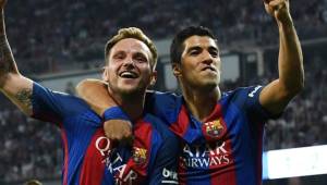 Rakitic y Suárez celebrando cuando fueron compañeros en el Barcelona antes de la llegada de Koeman.