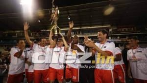 Las leyendas del Olimpia se llevaron la copa al derrotar al Motagua en el estadio Nacional.