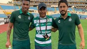El exfutbolista catracho compartió con todos los integrantes del equipo. Foto: Club Santos.