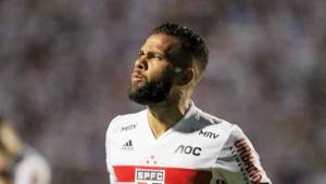 Dani Alves fue picado por unas avispas en medio del partido del Sao Paulo.