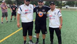 Los técnicos hondureños Cristóbal Bu y Luis Reyes junto a Paul Holocher, director de la academia del Houston Dynamo.
