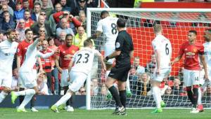 Swansea le amargó el triunfo en los últimos minutos al Manchester United.