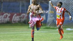 Jamal Ray Charles festeja el solitario gol del triunfo del Vida ante UPNFM. Fotos Samuel Zelaya