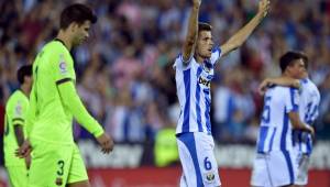 Gerard Gumbau, exBarcelona festeja el triunfo ante el Barça con Piqué atrás. FOTOS AFP