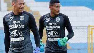 El portero del Marathón, Luis Ortiz, detrás de Denovan Torres durante un entreno del equipo verde. Esta noche será el titular frente al Saprissa en Liga Concacaf.