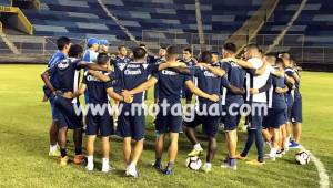 Motagua reconoció la cancha del Estadio Cuscatlán de El Salvador. FOTO: Motagua.