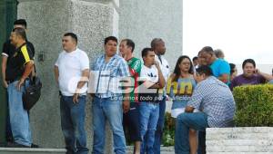 Desde temprano aficionados formaron filas para adquirir las entradas para el juego Honduras vs. Estados Unidos. Fotos Neptalí Romero