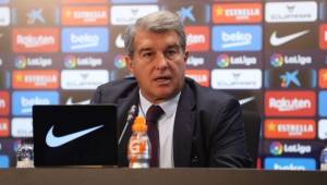 Joan Laporta presentó a Sergi Barjuan ante la prensa, pero fue preguntado sobre Xavi Hernández.