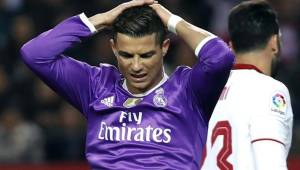 Cristiano Ronaldo lamentándose luego de perder ante el Sevilla en el Sánchez Pizjuán.