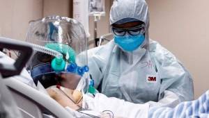 Un paciente es tratado en cuidados intensivos tras ser contagiado por coronavirus en China.