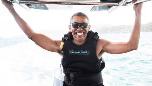 Barack Obama hizo deportes acuáticos y disfruto mucho el momento. Foto: AFP.