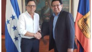 Salomón Nazar y el presidente de los Lobos de la UPNFM Hermes Díaz tras llegar a un acuerdo.