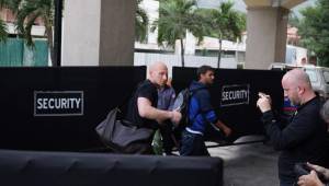 El portero Brad Guzan ingresando al hotel de concentración de Estados Unidos.