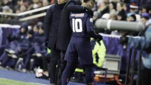 La estrella brasileña Neymar se ha lesionado el pie del que fue operado el año pasado y enciende las alarmas en el PSG francés. Foto Agencias