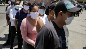 Las personas que no están contagiadas no es necesario que usen mascarillas, afirmó la OMS.