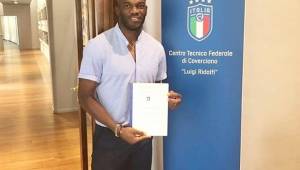 El hondureño David Suazo mostrando su título de entrenador UEFA Pro, el más alto que se entrega en Europa. Foto cortesía