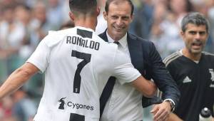 Allegri celebrando junto a Cristiano Ronaldo en la Juventus.