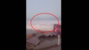 El fuerte terremoto en la isla indonesia de Célebes ha desatado un tsunami, según confirma la agencia geofísica de Indonesia citada por AP.