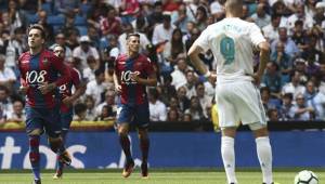 Los jugadores del Levante celebrando la anotación de Ivi. Benzema solo observa.