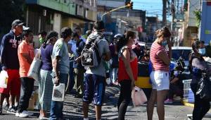 Los hondureños están siendo fuertemente golpeados por el coronavirus que ya reporta dos muertos de forma oficial y van 110 contagiados. Fotos AFP