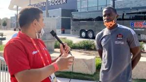 El defensor del Houston Dynamo, Maynor Figueroa, hablando con el periodista de DIEZ en Estados Unidos, Gustavo Caballero en las afueras del Toyota Stadium.