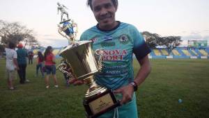 Julio 'Rambo' de León con la Copa de la Paz que ganó Municipal Limeño este sábado. El hondureño ha puesto a soñar a la afición Chanchera. Foto @Elgraficionado