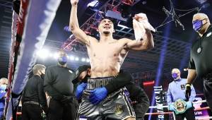 El campeón peso ligero de todas las categorías, llevando la bandera de Honduras en su calzoneta, le dedicó el triunfo a los catrachos. Foto cortesía Top Rank