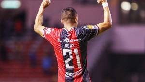 El delantero hondureño Roger Rojas es el hombre gol del Alajuelense y lamenta que el domingo no podrá estar en el encuentro contra el Herediano. Foto cortesía