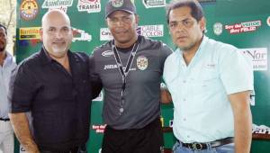 El presidente de Marathón, Orinson Amaya cuando presentó a Carlos Pavón como entrenador del Monstruo junto al gerente, Rolando Peña. Foto Archivo DIEZ