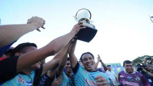 El hondureño Rambo de León celebrando la copa de la paz que ganó con el Municipal Limeño en su estreno donde anotó un golazo. Foto cortesía