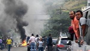 El gobierno de Honduras tomó la decisión de poner toque de queda en el país debido a las violentas protestas donde hubo saqueos al comercio el pasado viernes.