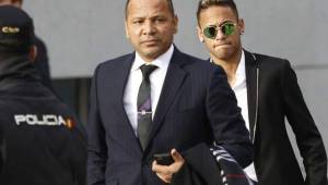 Actualmente Neymar enfrenta procesos legales junto a su padre.