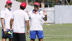 Pedro Troglio junto a sus asistentes en el Estadio Morazán de San Pedro Sula. FOTOS. Neptalí Romero.