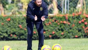 Luis Ordoñez trabajando en la sede del Real España con los jugadores de reservas. Foto Neptalí Romero.