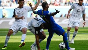 Esta es la acción de penal que reclamó Neymar como penal y que el VAR lo evidenció que intentó engañar al árbitro. Foto AFP