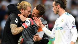 El portero Karius cuando era consolado por Gareth Bale al final del partido donde Real Madrid ganó la Champions League.